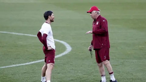 Xabi Alonso, junto a Carlo Ancelotti en un entrenamiento Xabi Alonso, junto a Carlo Ancelotti en un entrenamiento