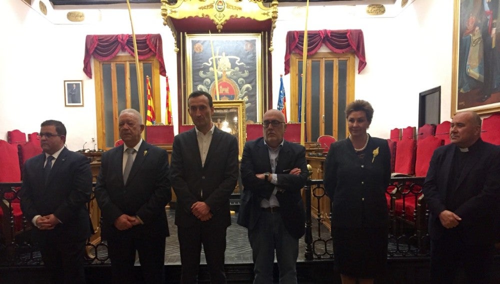 La pregonera de la Semana Santa de Elche 2017 junto a representantes de la Junta Mayor y del ayuntamiento.