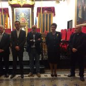 La pregonera de la Semana Santa de Elche 2017 junto a representantes de la Junta Mayor y del ayuntamiento.