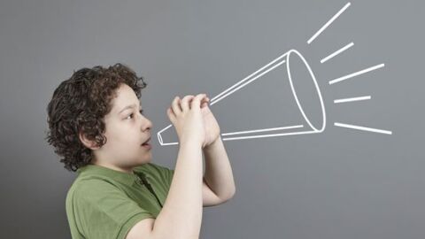 Ni&ntilde;o con un altavoz imaginario