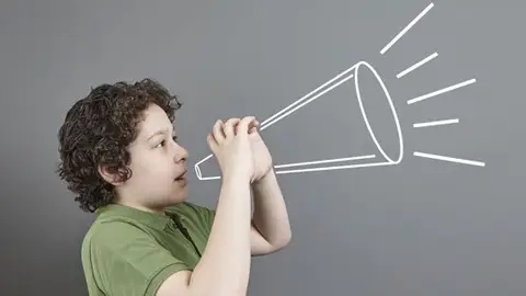 Niño con un altavoz imaginario Niño con un altavoz imaginario