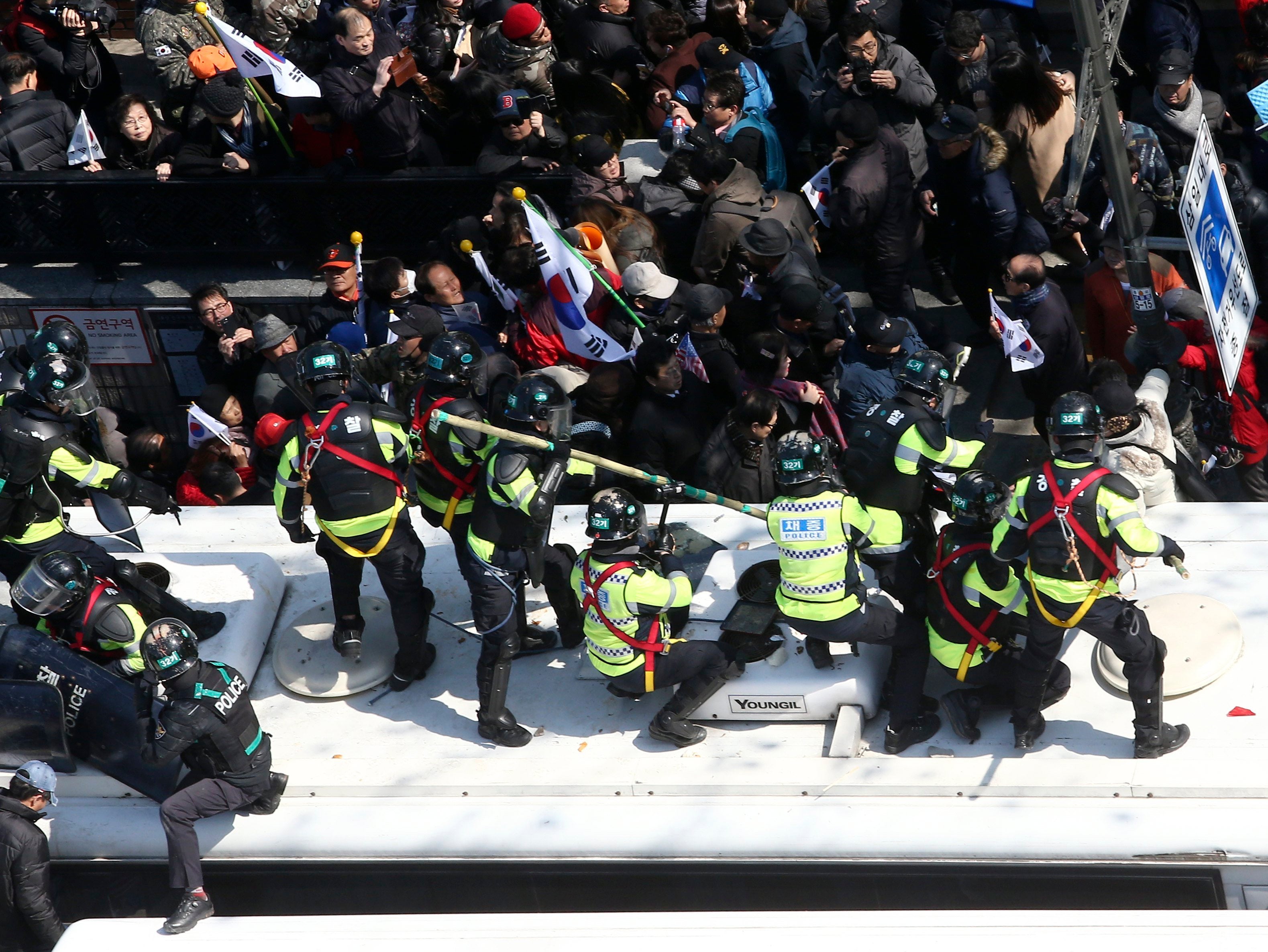 Al menos dos muertos en las protestas en Corea del Sur contra la destitución de la presidenta Park Al menos dos muertos en las protestas en Corea del Sur contra la destitución de la presidenta Park