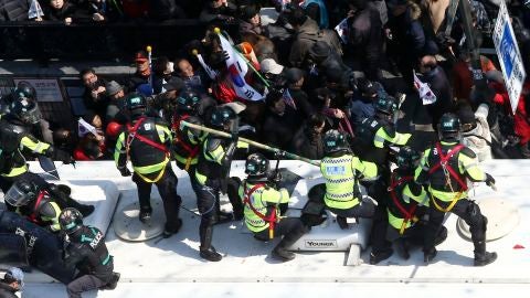 Miles de surcoreanos se enfrentan con la polic&iacute;a tras el juicio pol&iacute;tico de la presidenta surcoreana