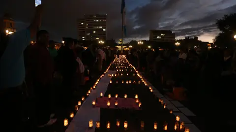 Cientos de guatemaltecos protestan contra el Gobierno por la muerte de las niñas Cientos de guatemaltecos protestan contra el Gobierno por la muerte de las niñas