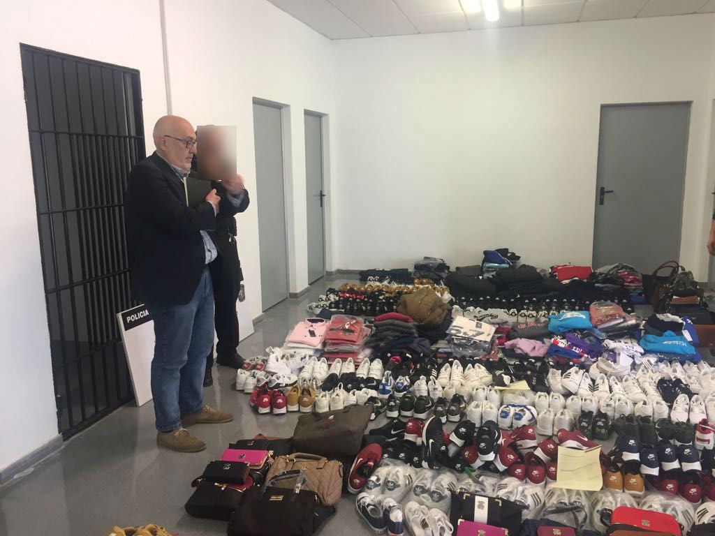 Incautan en Elche un millar de productos falsificados en el mercadillo del campo de fútbol Incautan en Elche un millar de productos falsificados en el mercadillo del campo de fútbol