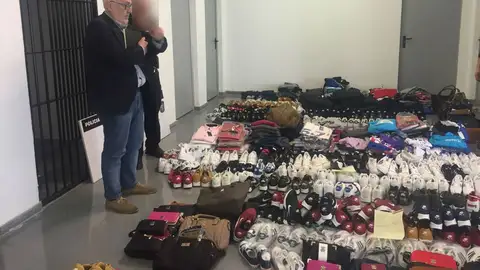 Muestra de los productos incautados en la operación policial. Falsificaciones