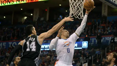 Russell Westbrook hace una bandeja ante la defensa de Green Russell Westbrook hace una bandeja ante la defensa de Green
