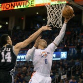 Russell Westbrook hace una bandeja ante la defensa de Green