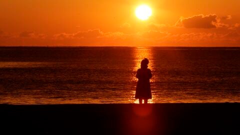 Una mujer aprovecha los &uacute;ltimos rayos de sol en una playa de Jap&oacute;n