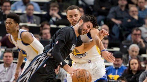 Ricky Rubio intenta irse de Stephen Curry
