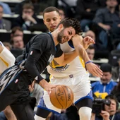Ricky Rubio intenta irse de Stephen Curry Ricky Rubio intenta irse de Stephen Curry