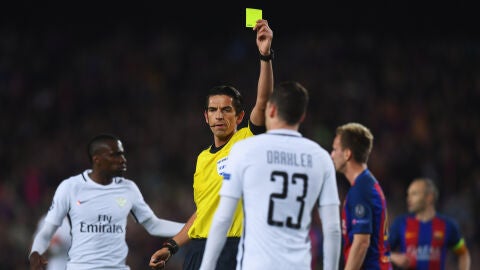 Aytekin, mostrando una cartulina amarilla durante el Bar&ccedil;a-PSG de Champions