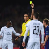 Aytekin, mostrando una cartulina amarilla durante el Barça-PSG de Champions