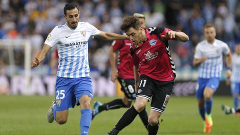 Ibai G&oacute;mez mantiene el bal&oacute;n ante la defensa de Jos&eacute; Rodr&iacute;guez en el M&aacute;laga - Alav&eacute;s