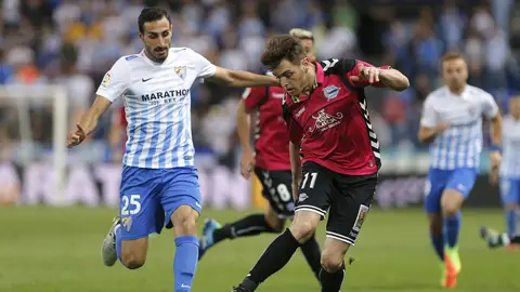 Ibai Gómez mantiene el balón ante la defensa de José Rodríguez en el Málaga - Alavés Ibai Gómez mantiene el balón ante la defensa de José Rodríguez en el Málaga - Alavés