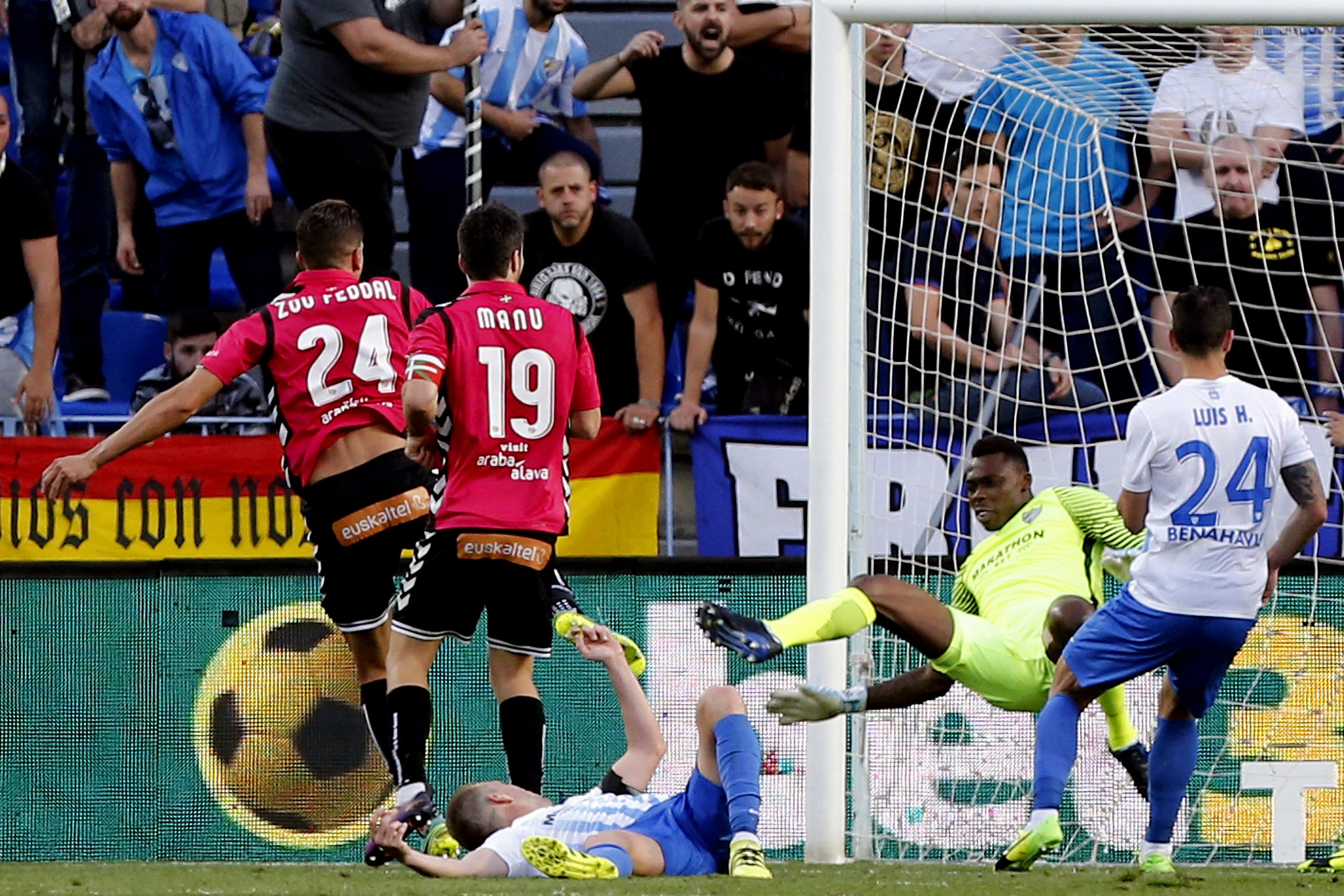 Málaga 1 - 2 Alavés: Édgar arruina el debut de Michel con un gol en el último minuto Málaga 1 - 2 Alavés: Édgar arruina el debut de Michel con un gol en el último minuto