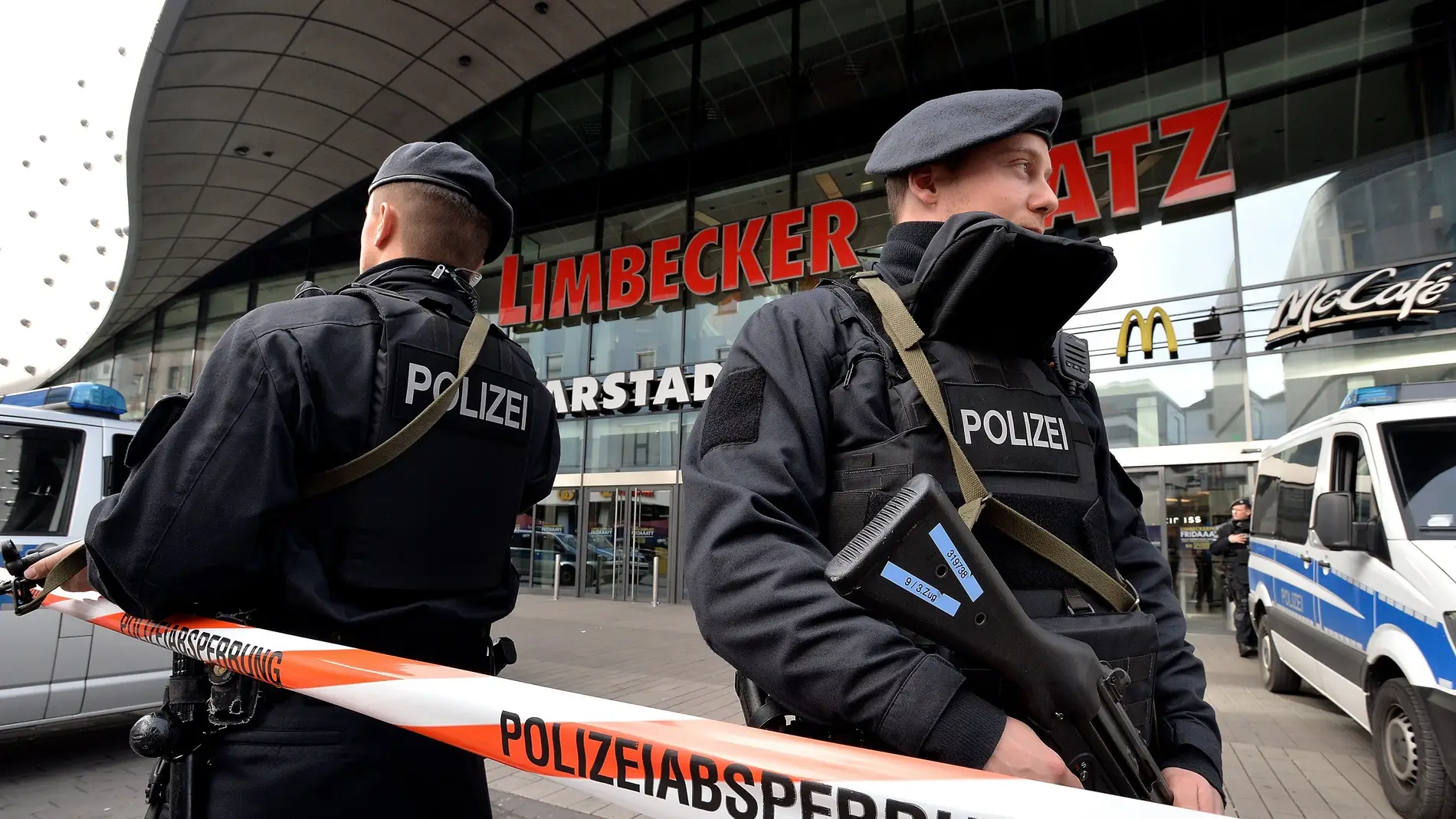 Centro comercial precintado en Essen, en Alemania, tras la alerta de atentado