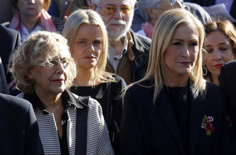 Cifuentes y Carmena homenajean a las víctimas del 11M en la Puerta del Sol Cifuentes y Carmena homenajean a las víctimas del 11M en la Puerta del Sol
