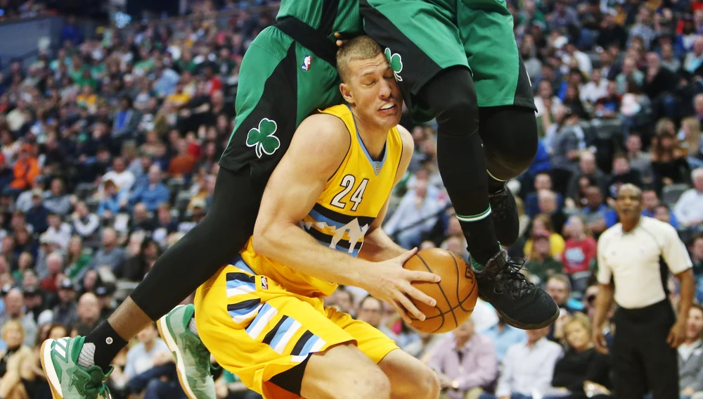 Plumlee sufre la dura defensa de los Boston Celtics