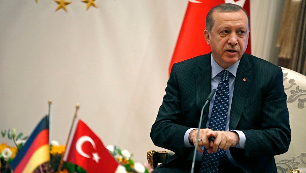 El presidente turco Erdogan dice que Holanda actúa con "remanentes nazis y fascistas"
