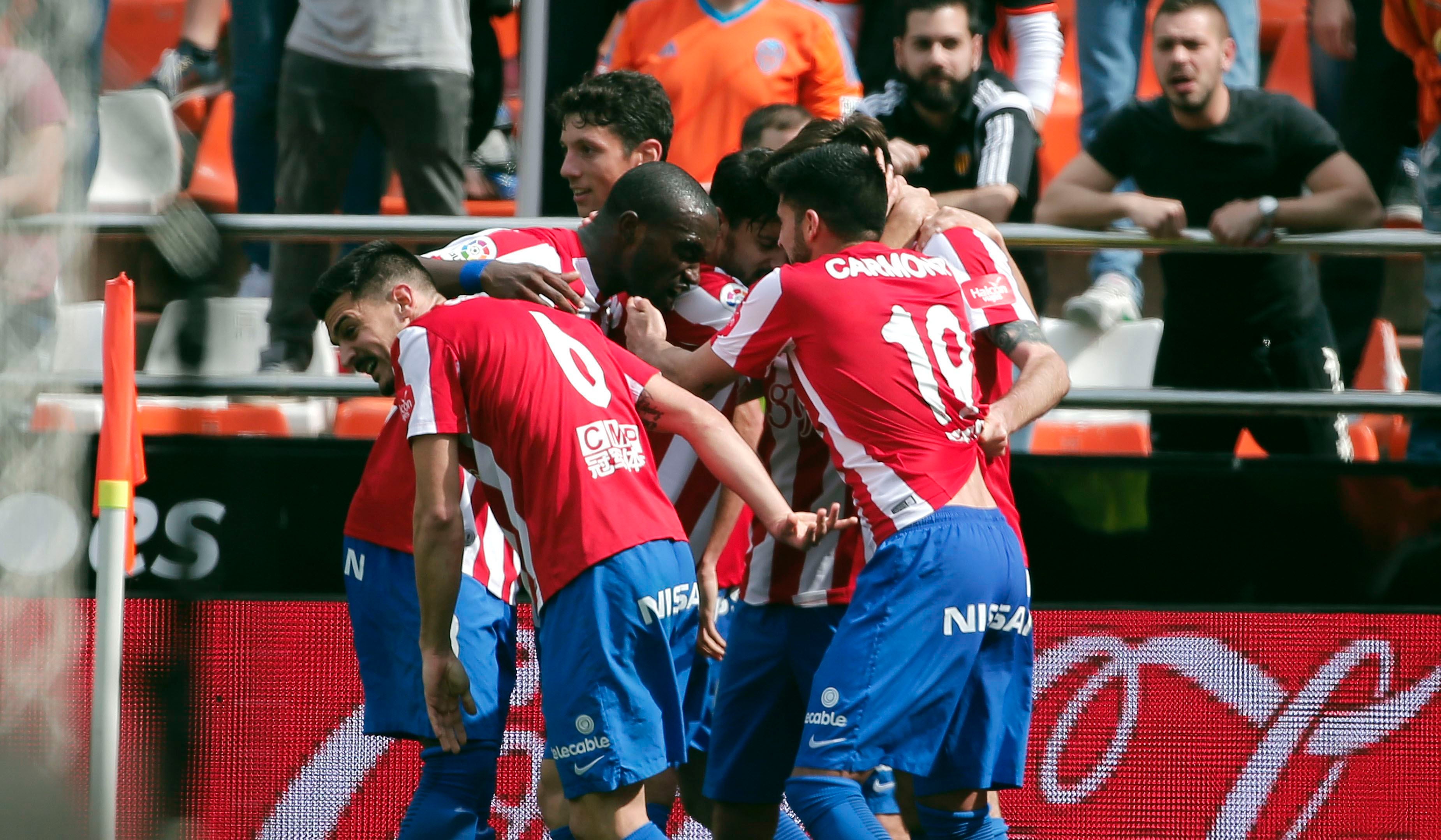 El Sporting se aferra a la salvación tras ganar a una inoperante Las Palmas El Sporting se aferra a la salvación tras ganar a una inoperante Las Palmas