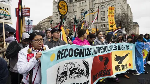 Miembros de la tribu sioux de la reserva Standing Rock manifiestan contra el apoyo del presidente de de EE.UU, Donald J. Trump, al desbloqueo de la construcción del oleoducto Dakota Access Miembros de la tribu sioux de la reserva Standing Rock manifiestan contra el apoyo del presidente de de EE.UU, Donald J. Trump, al desbloqueo de la construcción del oleoducto Dakota Access