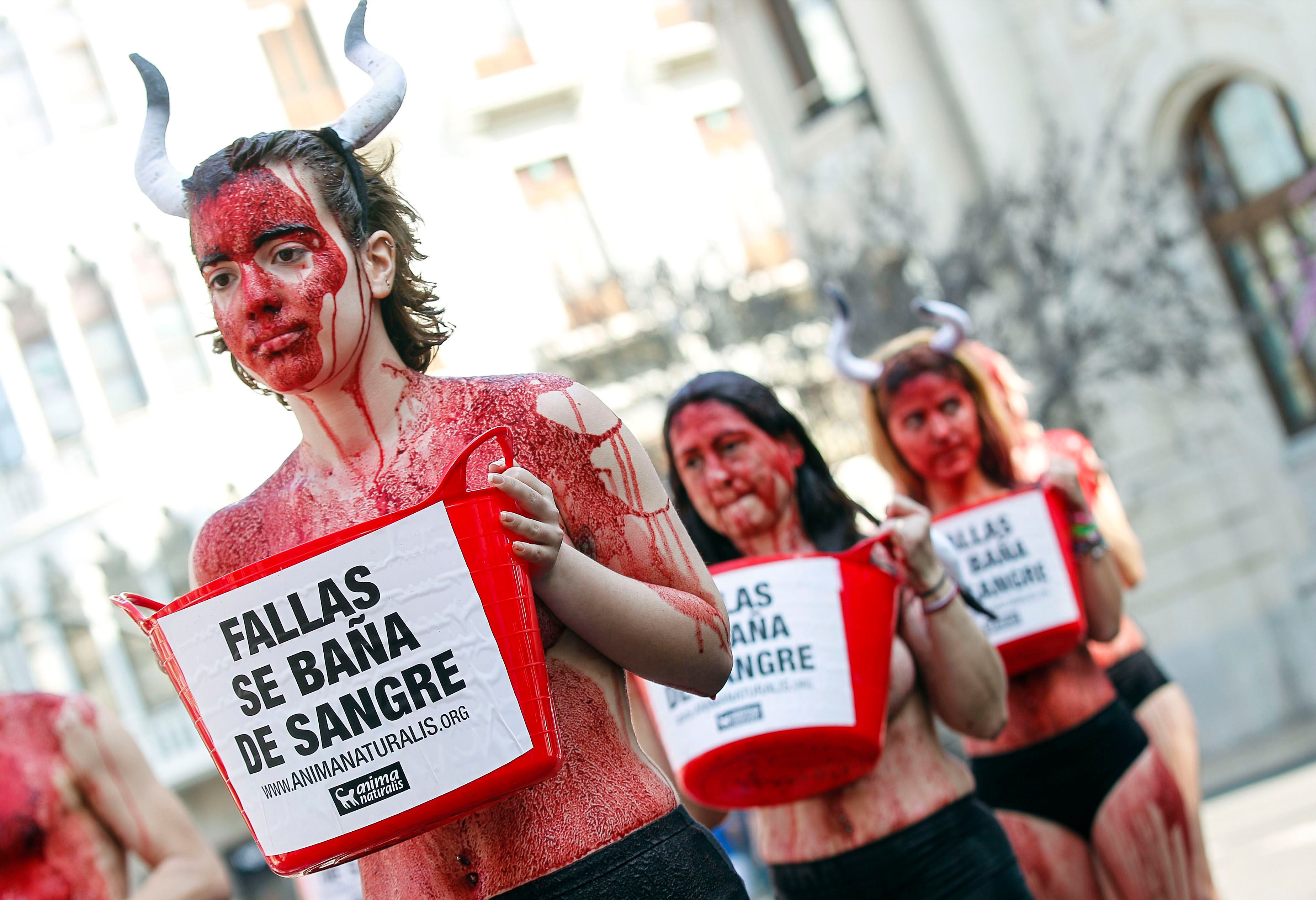 Antitaurinos se bañan semidesnudos en sangre para reivindicar que las Fallas "no son excusa para maltratar" Antitaurinos se bañan semidesnudos en sangre para reivindicar que las Fallas "no son excusa para maltratar"
