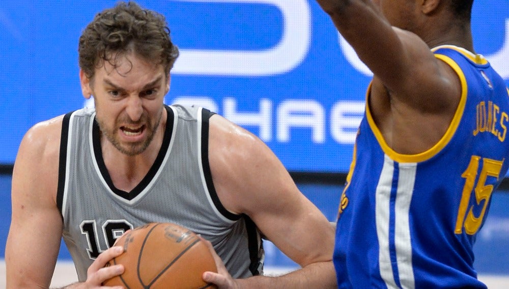 Pau Gasol intenta zafarse de la defensa de Jones