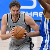 Pau Gasol intenta zafarse de la defensa de Jones Pau Gasol intenta zafarse de la defensa de Jones