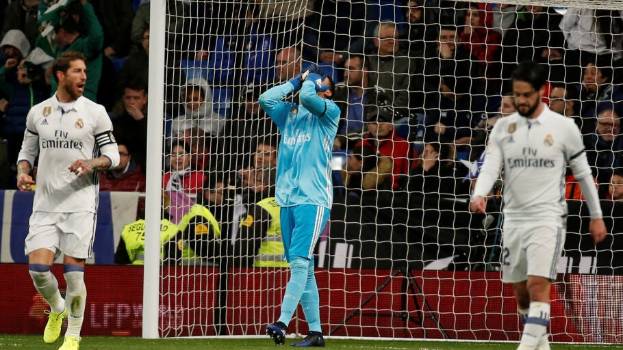 Keylor Navas, hundido tras su error en el gol del Betis