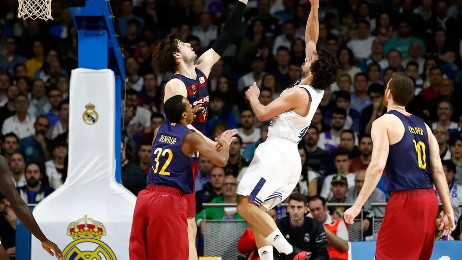 Sergio Llull lanza a canasta ante la defensa de Ante Tomic Sergio Llull lanza a canasta ante la defensa de Ante Tomic