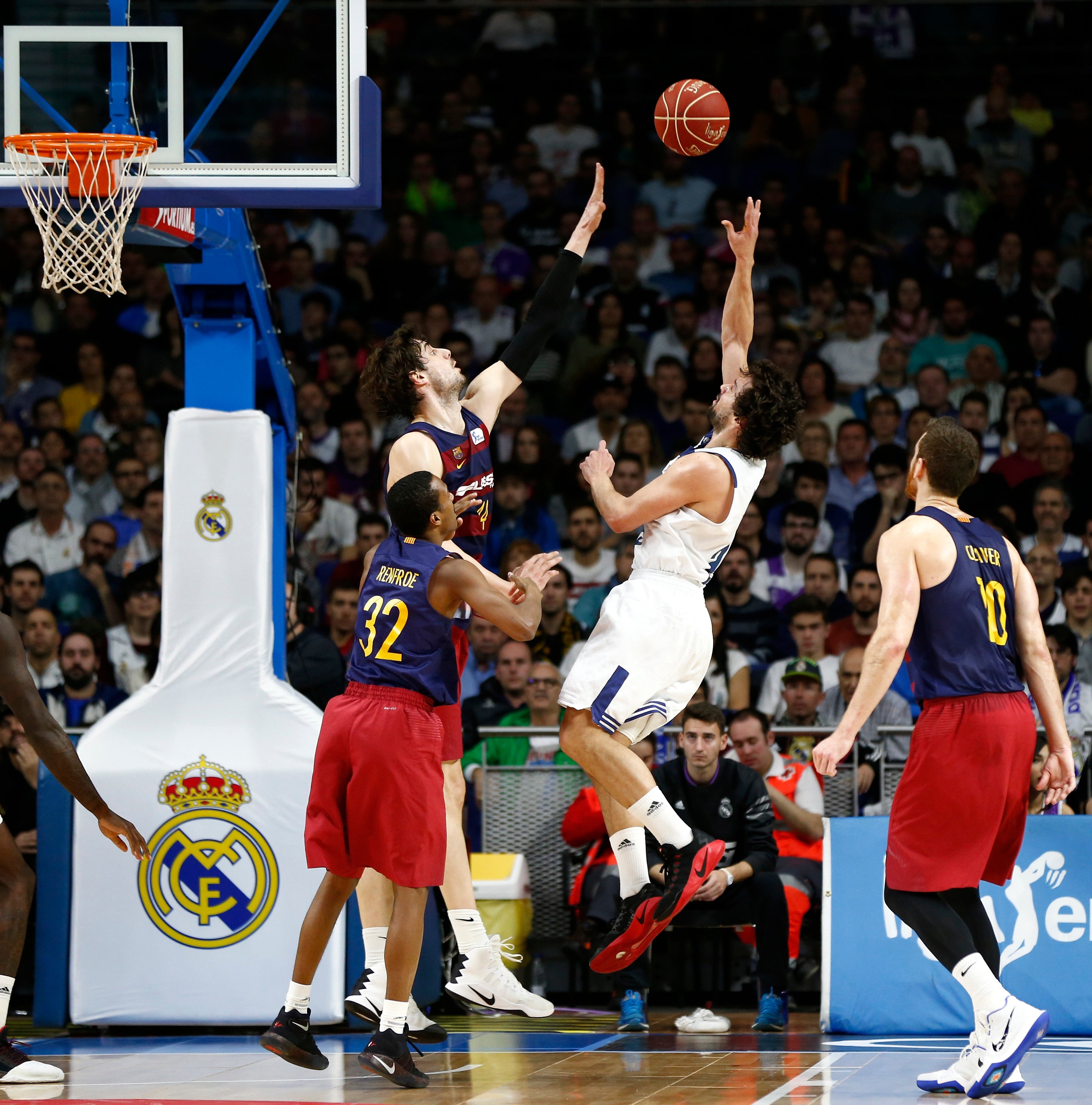 Sergio Llull da la victoria sobre la bocina al Real Madrid ante el Barcelona Sergio Llull da la victoria sobre la bocina al Real Madrid ante el Barcelona