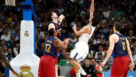 Sergio Llull lanza a canasta ante la defensa de Ante Tomic Sergio Llull lanza a canasta ante la defensa de Ante Tomic