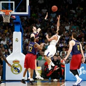 Sergio Llull lanza a canasta ante la defensa de Ante Tomic Sergio Llull lanza a canasta ante la defensa de Ante Tomic