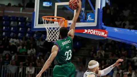 Brooks machaca el aro del Joventut Brooks machaca el aro del Joventut