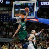 Brooks machaca el aro del Joventut