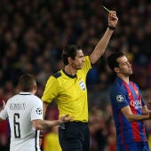Aytekin muestra una tarjeta amarilla durante el Barcelona - PSG