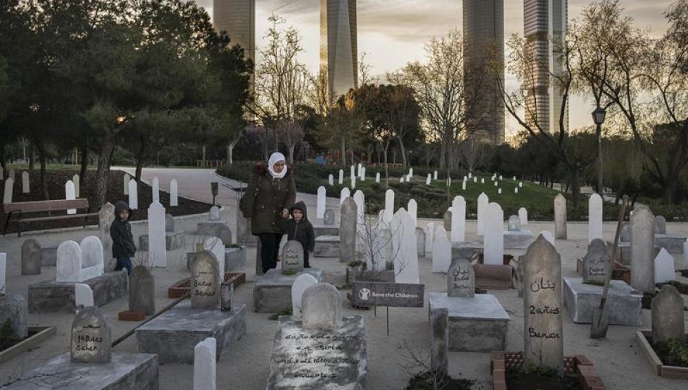 Save the Children recrea en Madrid un cementerio sirio