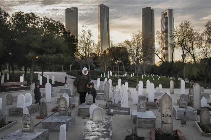 Representan un cementerio en Madrid para denunciar la muerte de 16.000 niños en la guerra de Siria Representan un cementerio en Madrid para denunciar la muerte de 16.000 niños en la guerra de Siria