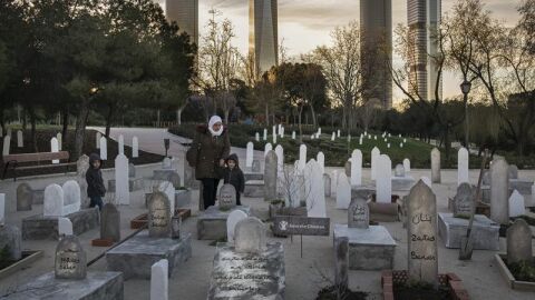 Save the Children recrea en Madrid un cementerio sirio