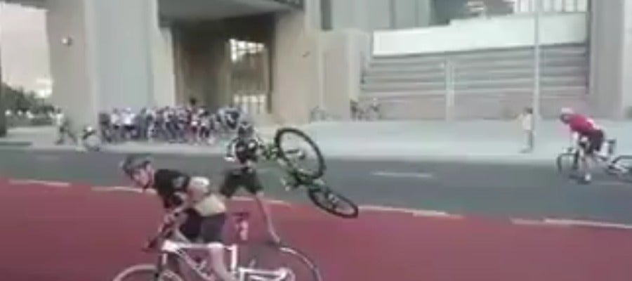 Los ciclistas intentan mantener sus bicicletas en su sitio Los ciclistas intentan mantener sus bicicletas en su sitio