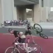 Los ciclistas intentan mantener sus bicicletas en su sitio