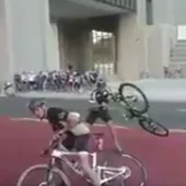Los ciclistas intentan mantener sus bicicletas en su sitio Los ciclistas intentan mantener sus bicicletas en su sitio