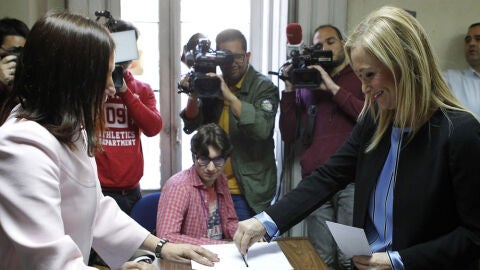 Cristina Cifuentes votando en las primarias del PPM