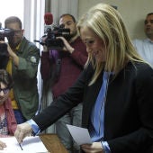 Cristina Cifuentes votando en las primarias del PPM