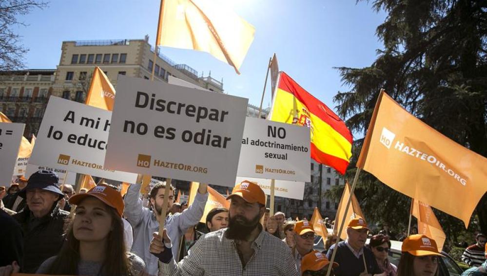 Manifestación en Madrid a favor del autobús Hazte Oír 