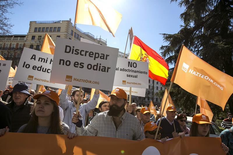 Unas 300 personas se concentran en Madrid para apoyar al autobús transfóbico de HazteOír Unas 300 personas se concentran en Madrid para apoyar al autobús transfóbico de HazteOír