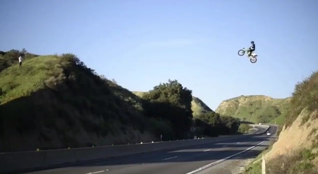 El salto 'suicida' de un motorista sobre una autopista en Estados Unidos El salto 'suicida' de un motorista sobre una autopista en Estados Unidos