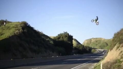 Kyle Katsandris saltando sobre la autopista