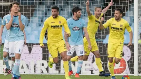 Los amarillos celebran la victoria en Vigo Los amarillos celebran la victoria en Vigo